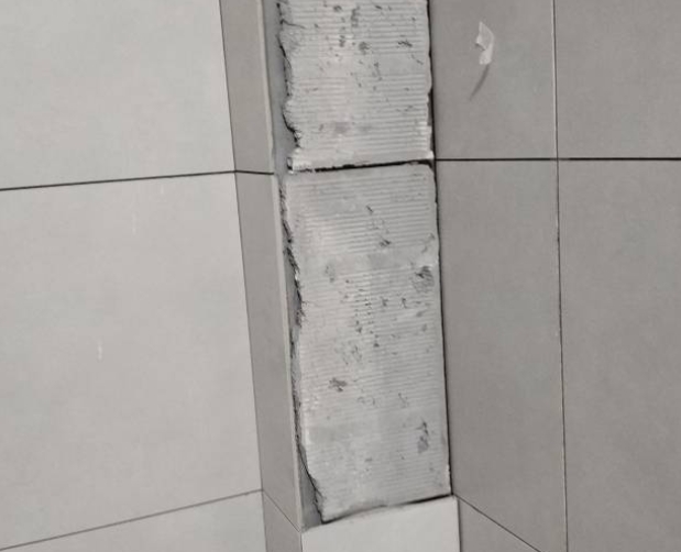 卧龙瓷砖空鼓维修公司分享下瓷砖施工前基层浇水润湿程度不足，可能导致以下问题
