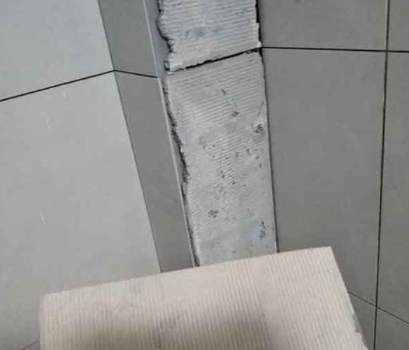 卧龙瓷砖空鼓维修公司分享下厨房瓷砖脱落的补救措施。